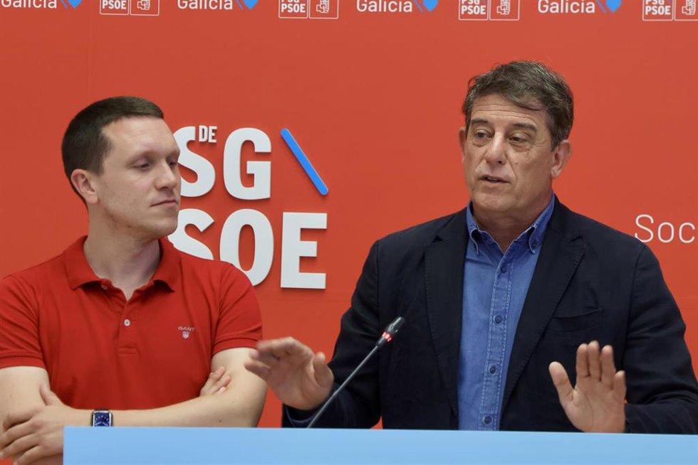 El secretario xeral del PSdeG, José Ramón Gómez Besteiro, en rueda de prensa junto al diputado Aitor Bouza.