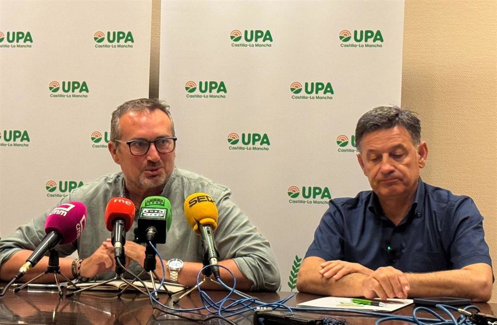 El responsable vitivinícola de UPA en la región, Alejandro García-Gasco, y el responsable regional de UPA, Julián Morcillo.