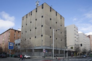 Archivo - Antiguo edificio de Telefónica en el barrio de San Juan.