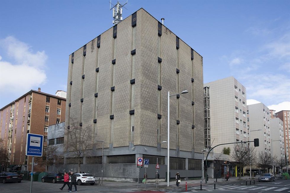 Archivo - Antiguo edificio de Telefónica en el barrio de San Juan.