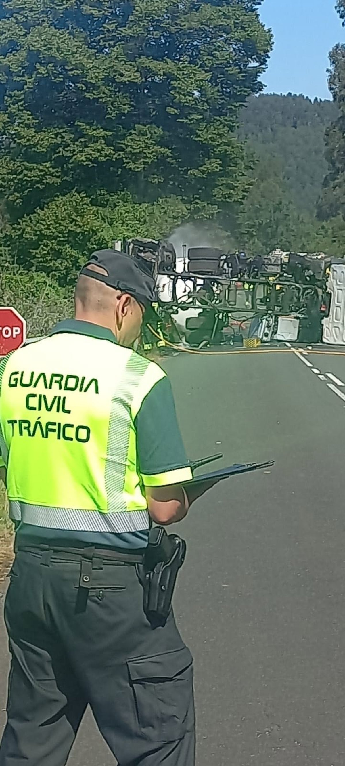 El Principado activa el plan de mercancías peligrosas tras el vuelco de un camión con propano en la A-8 en Colunga