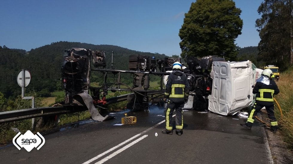 Vuelco de un camión que transportaba propano en la A-8, a la altura del punto kilométrico 343, en sentido Cantabria, en el concejo de Colunga