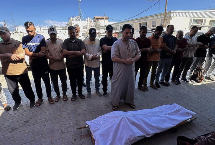 Palestinos durante el funeral de dos muertos a causa de un ataque ejecutado en junio de 2026 por el Ejército de Israel contra la Franja de Gaza, a pesar del alto el fuego pactado en octubre de 2025