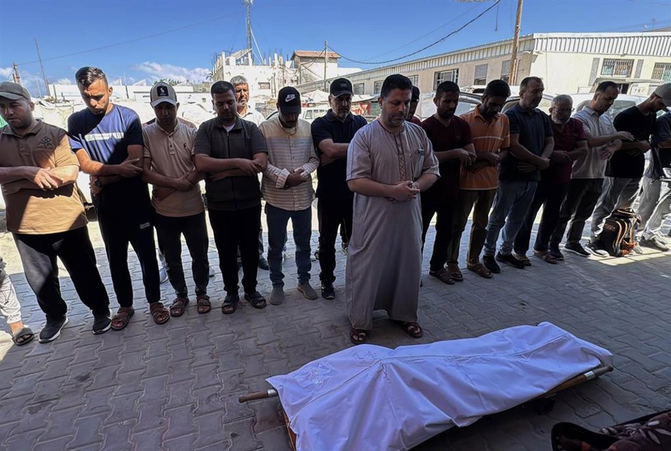 Palestinos durante el funeral de dos muertos a causa de un ataque ejecutado en junio de 2026 por el Ejército de Israel contra la Franja de Gaza, a pesar del alto el fuego pactado en octubre de 2025