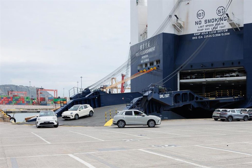 Imagen del desembarco de los vehículos en el Puerto de Barcelona.