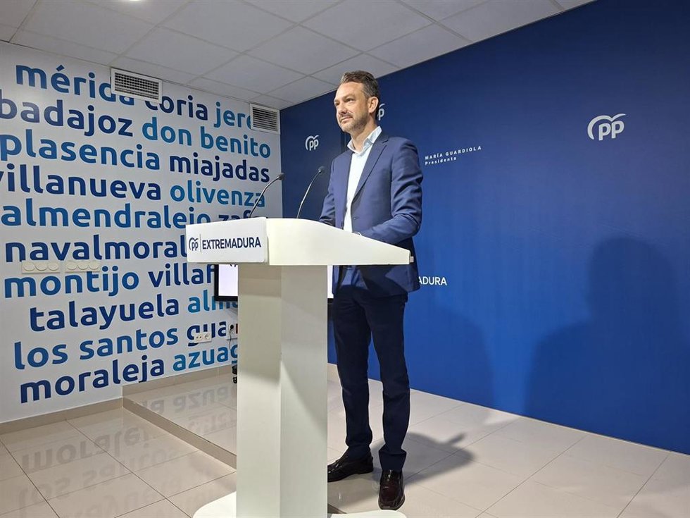 El portavoz del PP de Extremadura, Luis Miguel Núñez, en rueda de prensa