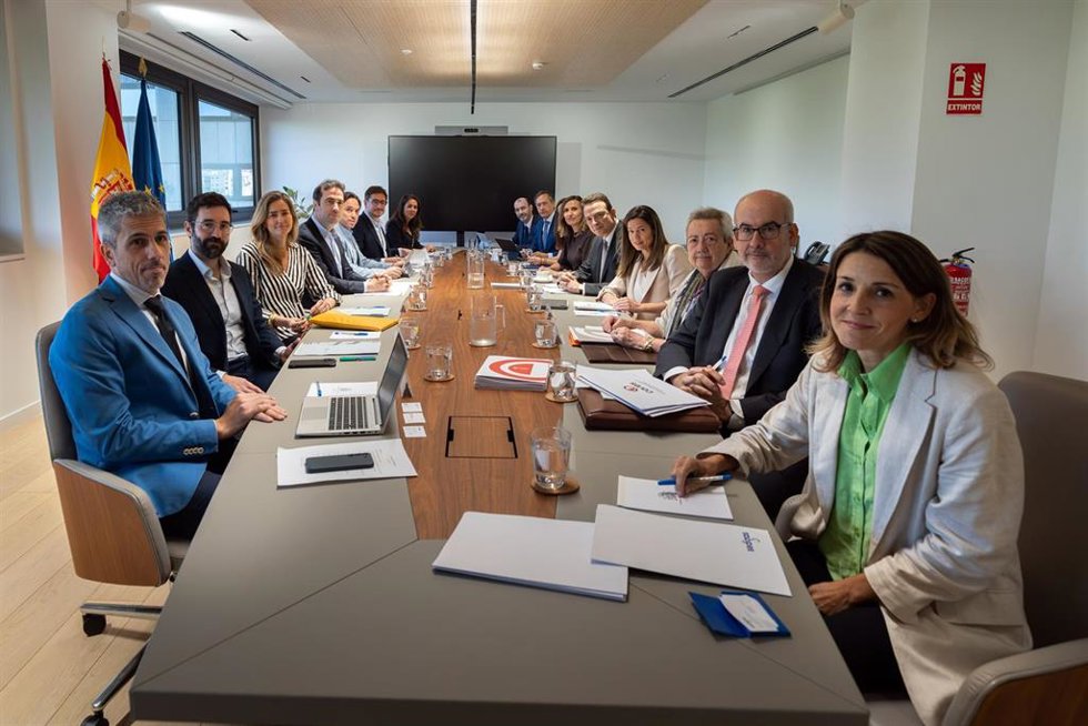 El vicepresidente primero Y ministro De Economía, Comercio y Empresa, Carlos Cuerpo,  y la vicepresidenta Tercera y ministra De Tnansición Ecológica,  Sara Aagensen, se reúnen con operadores del sector gasista y petrolero.