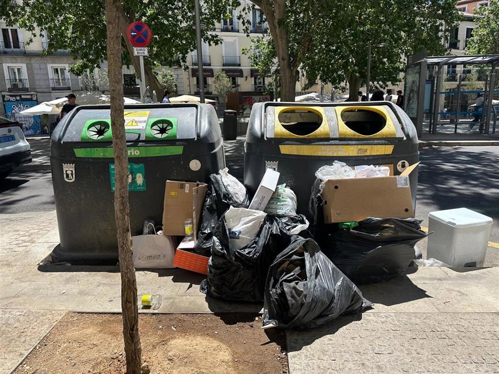 Residuos fuera de los contenedores en Madrid