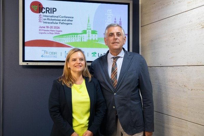 El viceconsejero de Salud y Políticas Sociosanitarias, José Antonio Oteo, y la investigadora del (CIBIR), Aránzazu Portillo, presentan la International Conference on Rickettsiae and other Intracellular Pathogens
