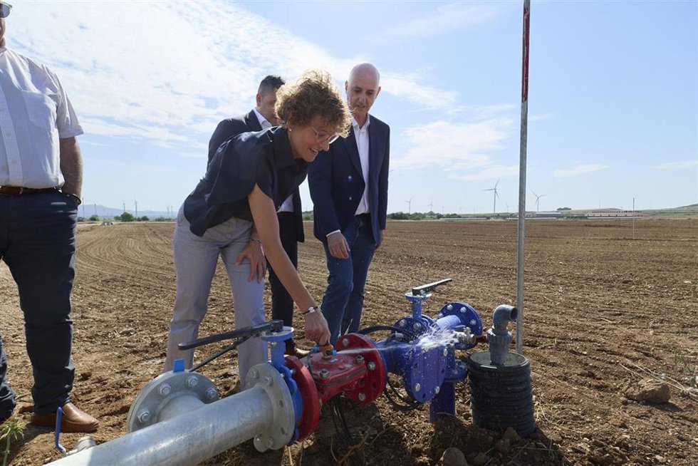 La presidenta de Navarra, María Chivite, visita las nuevas infraestructuras del sistema de regadío de la localidad ribera de Ribaforada.
