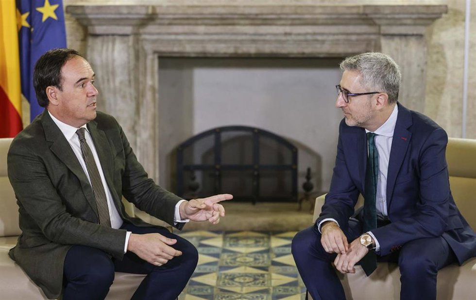 El presidente de la Generalitat valenciana, Juanfran Pérez Llorca, y el ministro de Hacienda, Arcadi España, durante una reunión, en el Palau de la Generalitat valenciana, a 15 de junio de 2026
