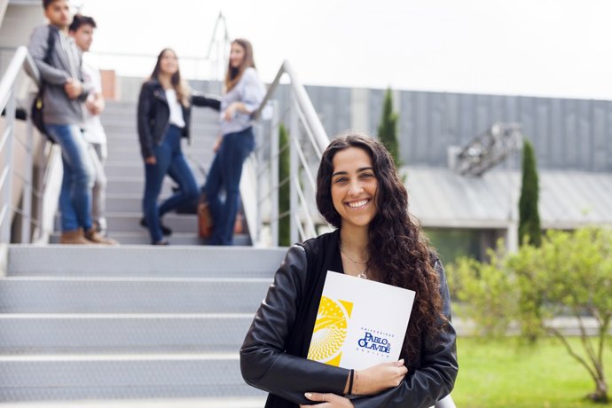 Archivo - Una estudiante de un máster de la UPO como imagen de recurso