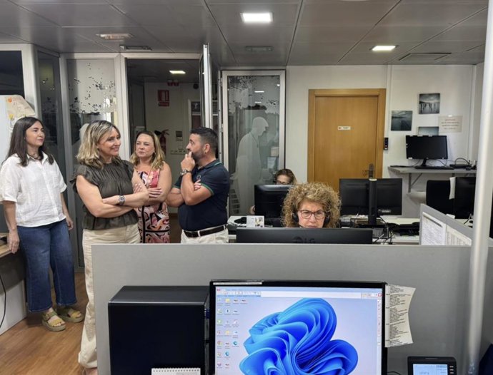 La consejera de Política Social, Familias e Igualdad, Conchita Ruiz, durante su visita a las instalaciones del servicio de Teleasistencia