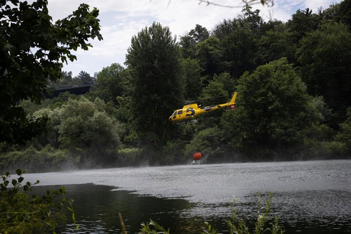 Un helicóptero durante las labores de extinción de un incendio forestal, a 14 de junio de 2026, en Grado, Asturias (España). 