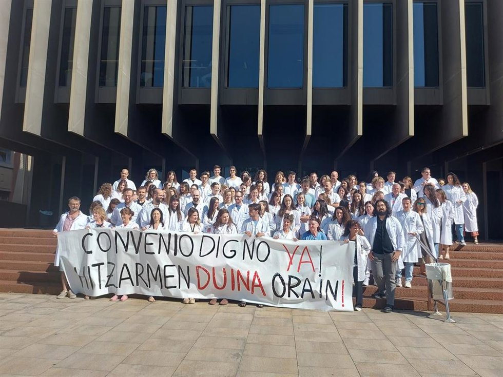 Trabajadores de Navarrabiomed se concentran para pedir garantías presupuestarias para su convenio colectivo.