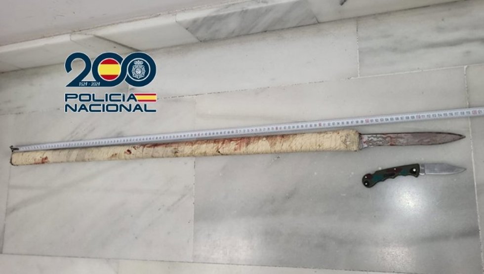 Armas supuestamente utilizadas por un detenido en Jerez por apuñalar a otro tras una pelea.