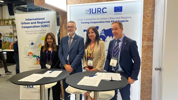 La representación de la provincia está formada por la diputada de Transparencia, Recursos Humanos y Transformación Digital, Mónica Castillo de la Rica, y por el diputado de Fondos Europeos, Desarrollo, Industria y Empleo, Antonio Díaz.