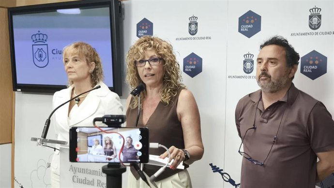 La concejal de Promoción Económica, Yolanda Torres, en el centro