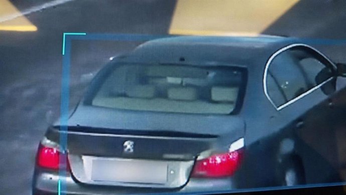 Vehículo captado por cámaras de vigilancia en Atarfe realizando maniobras de derrape e impactando con otro coche para después darse a la fuga.