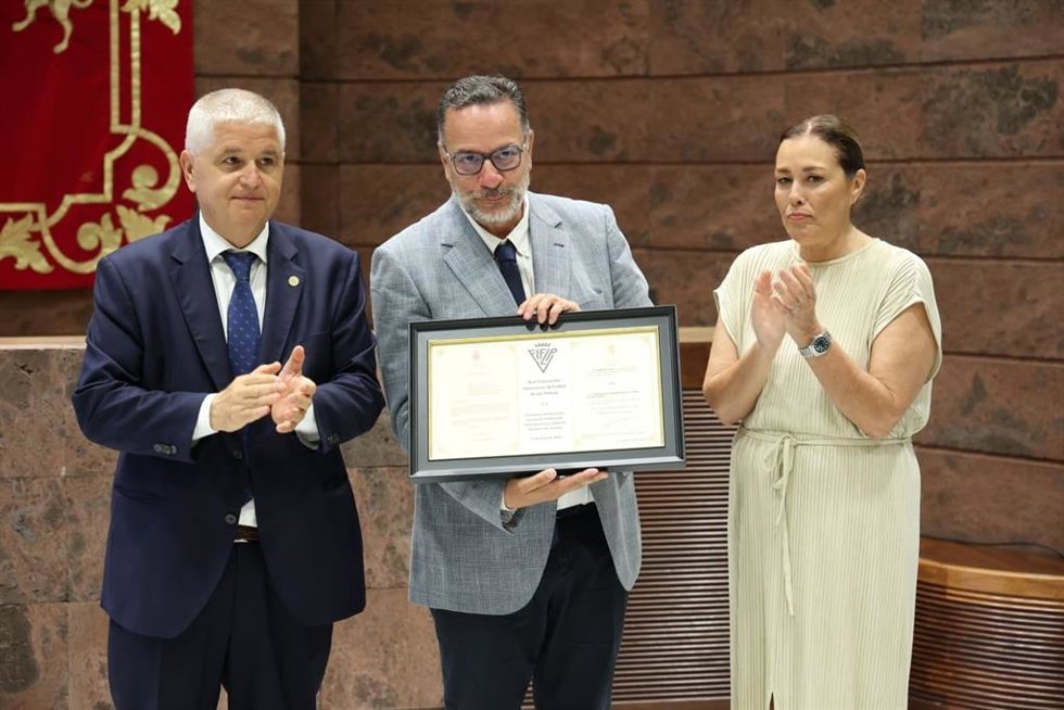 El consejero de Educación del Gobierno de Canarias, Poli Suárez, y la presidenta del Parlamento, Astrid Pérez, en el acto de reconocimiento a la Federación de Las Palmas por la concesión de la distinción de 'Real'