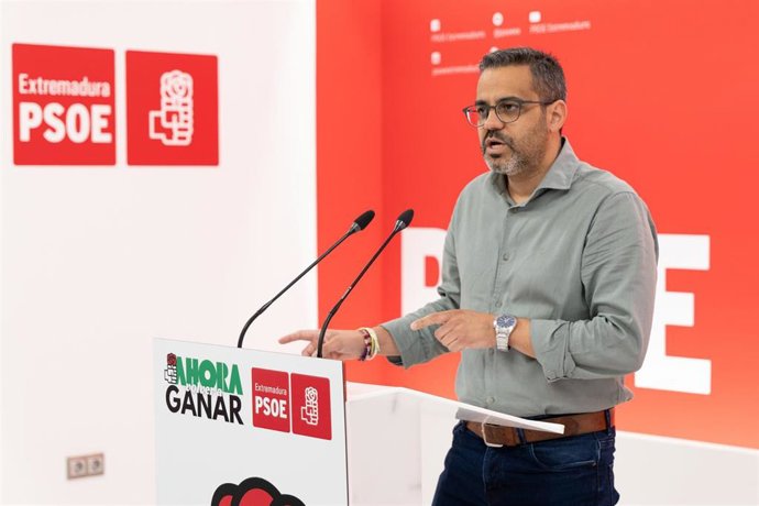 El portavoz del PSOE de Extremadura, Manuel José González Andrade, en una rueda de prensa en la sede del partido.