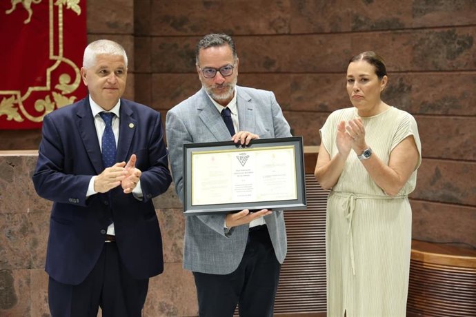 El consejero de Educación del Gobierno de Canarias, Poli Suárez, y la presidenta del Parlamento, Astrid Pérez, en el acto de reconocimiento a la Federación de Las Palmas por la concesión de la distinción de 'Real'