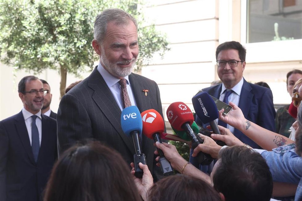 Felipe VI atiende a los medios tras presidir en el Congreso la entrega al periodista Miguel Ángel Aguilar del Premio 15 de Junio por sus su defensa de valores constitucionales como la libertad y la democracia, que otorga la asociación Juntos Sumamos