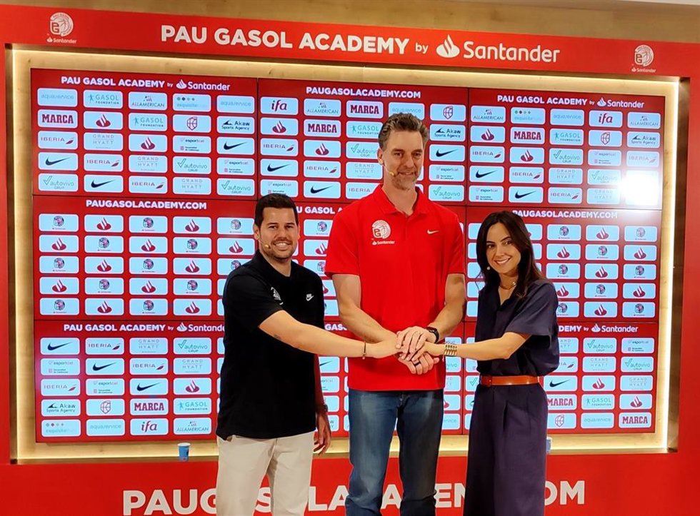 Pau Gasol (en el centro) en la presentación de la Pau Gasol Academy by Santander en la oficina del Banco Santander en el Passeig de Gràcia de Barcelona