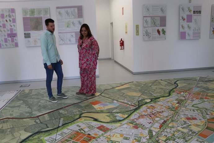 Miriam Andrés y Álvaro Bilbao en la exposición sobre el avance del PGOU.
