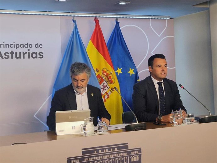 El consejero de Movilidad, Alejandro Calvo, junto al consejero de Hacienda y portavoz del Gobierno, Guillermo Peláez.