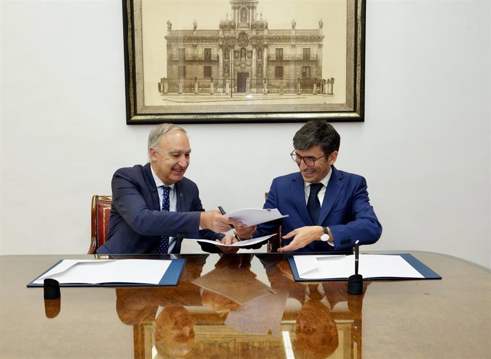 El rector de la Universidad de Valladolid en funciones, Antonio Largo, y el director del Centro I+D+i de Renault Group, César Lorenzo, suscriben el convenio de colaboración.