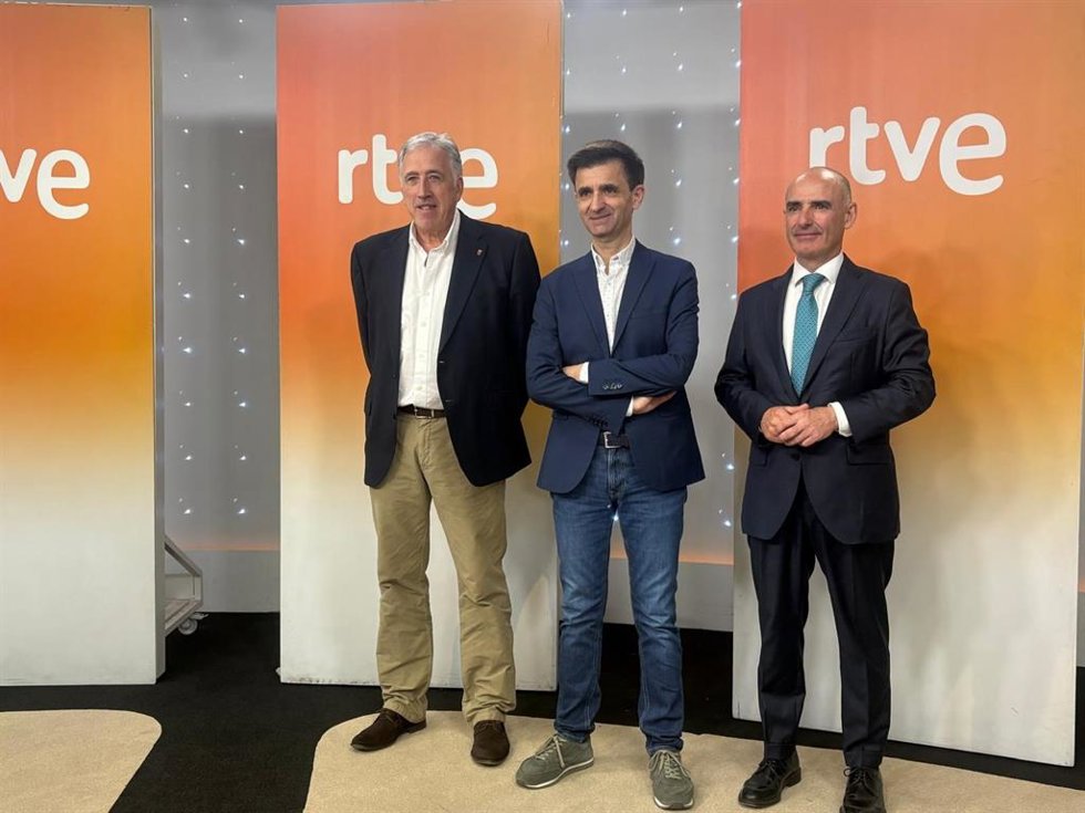 Firma del acuerdo entre el Ayuntamiento de Pamplona, RTVE, EITB y MECA sobre la retransmisión de los encierros