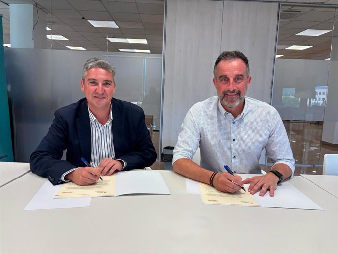 El conseller de Vivienda, Territorio y Movilidad, José Luis Mateo (der), y el presidente de la Fundación Alquiler Seguro, Antonio Carroza (izq), firman un convenio de intercambio de datos sobre el mercado del alquiler de vivienda.