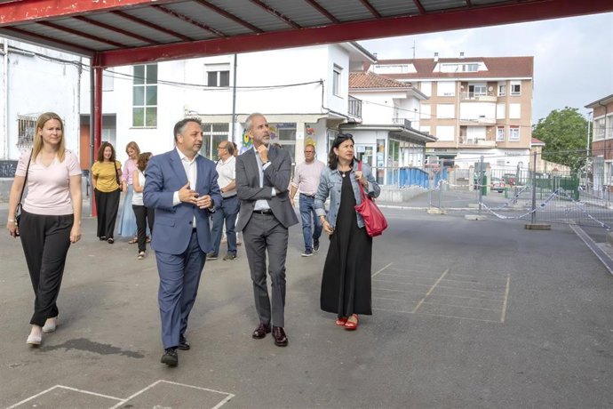 El consejero de Educación, Formación Profesional y Universidades, Sergio Silva, visita las obras del CEIP Virgen de Valencia.