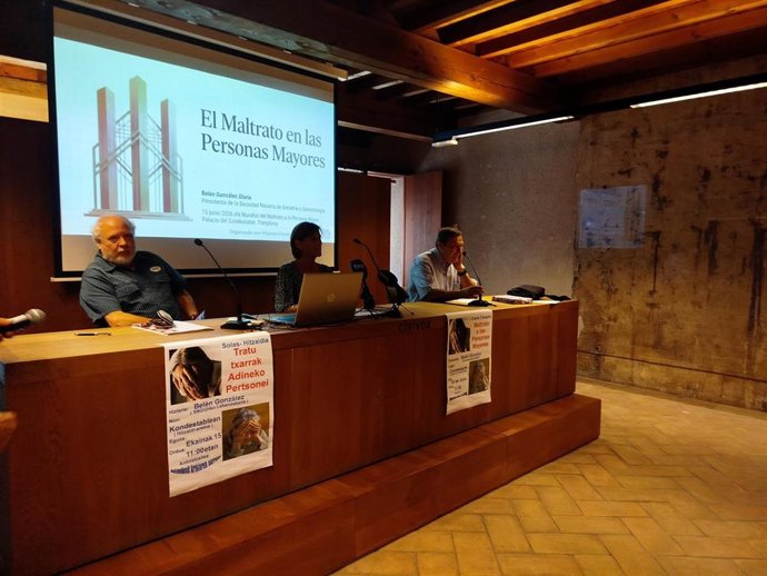 Charla-coloquio sobre el maltrato a las personas mayores organizada en Pamplona por la plataforma 'Mayores frente a la crisis' con la presidenta de la Sociedad Navarra de Geriatría y Gerontología, Belén González