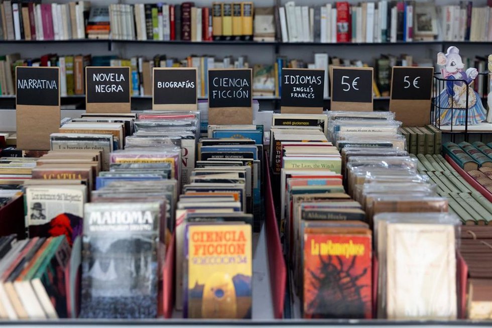 Archivo - Un puesto durante la 46 edición de la Feria del Libro Antiguo y Ocasión, a 3 de mayo de 2024, en Madrid (España). El Paseo de Recoletos vuelve a acoger un año más la Feria del Libro Antiguo y de Ocasión de Madrid, que con ésta suma ya 46 edicion