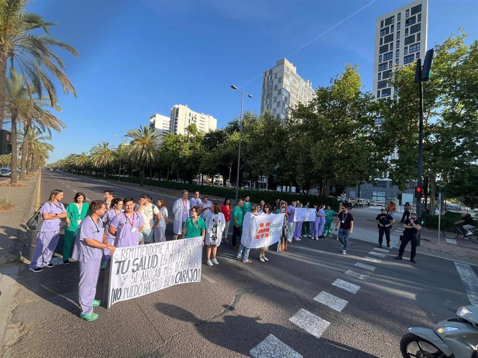 Médicos valencianos cortan calles frente a hospitales en el arranque de la quinta semana en huelga