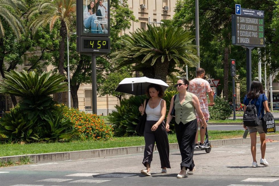 Archivo - Un termómetro marca 45 grados en el centro de Sevilla.