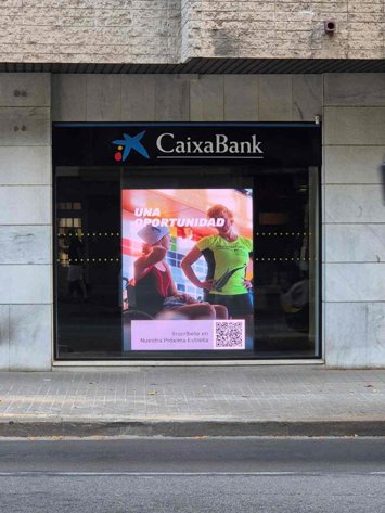 CaixaBank activa su red de pantallas en oficinas para impulsar la captación de talento paralímpico