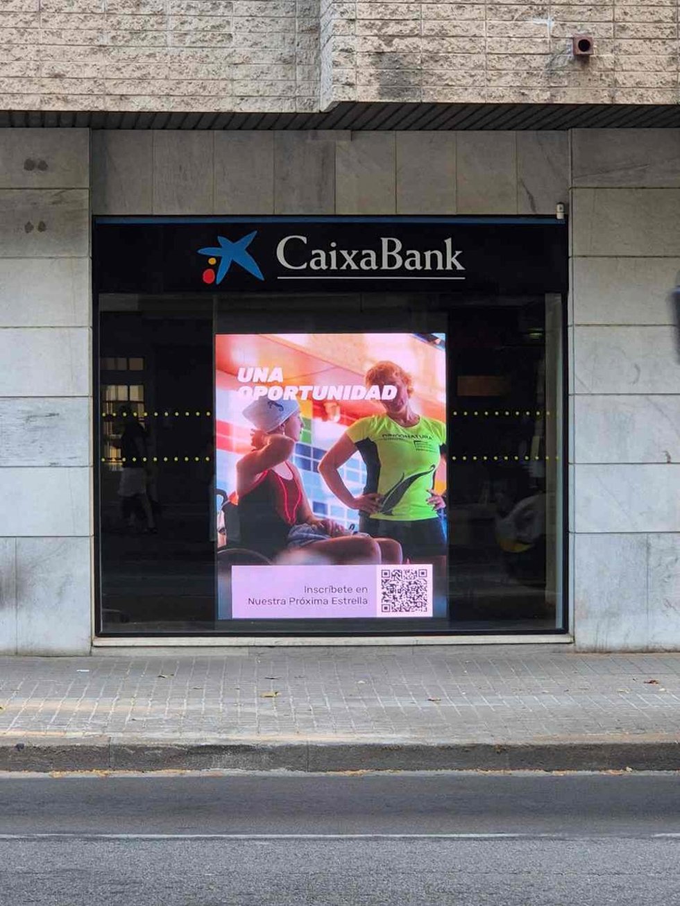 CaixaBank activa su red de pantallas en oficinas para impulsar la captación de talento paralímpico