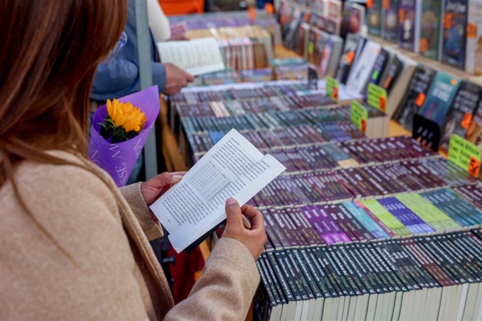 Archivo - Imagen de archivo de una persona con un libro. 