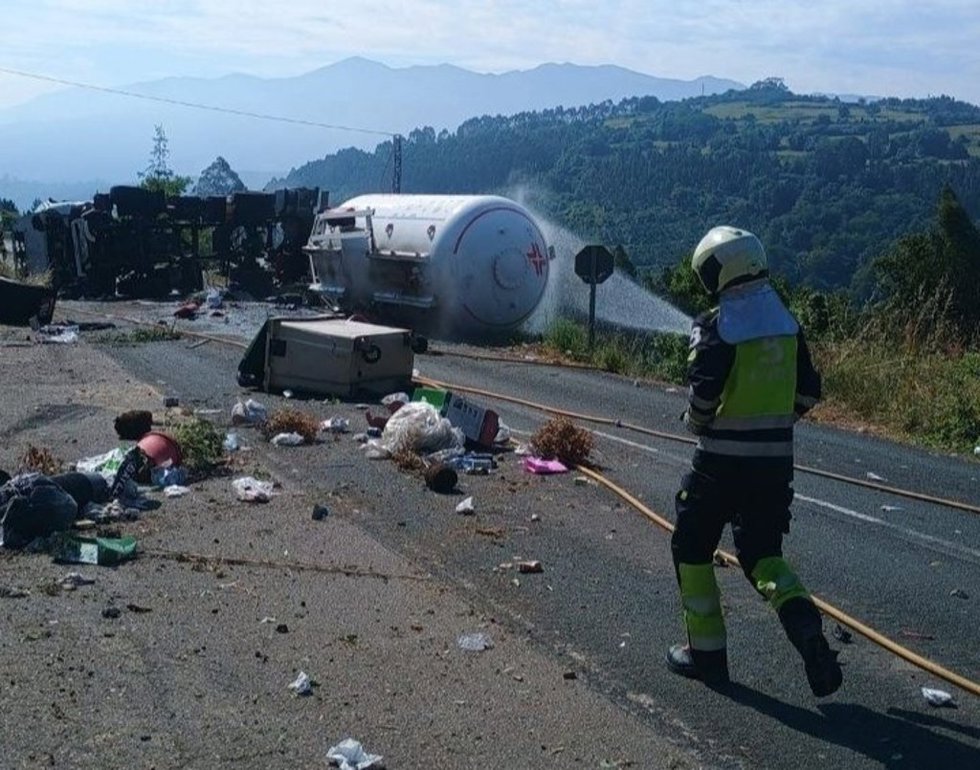 Continúan las labores para taponar una fuga tras el vuelco de un camión con propano en la A-8 en Colunga
