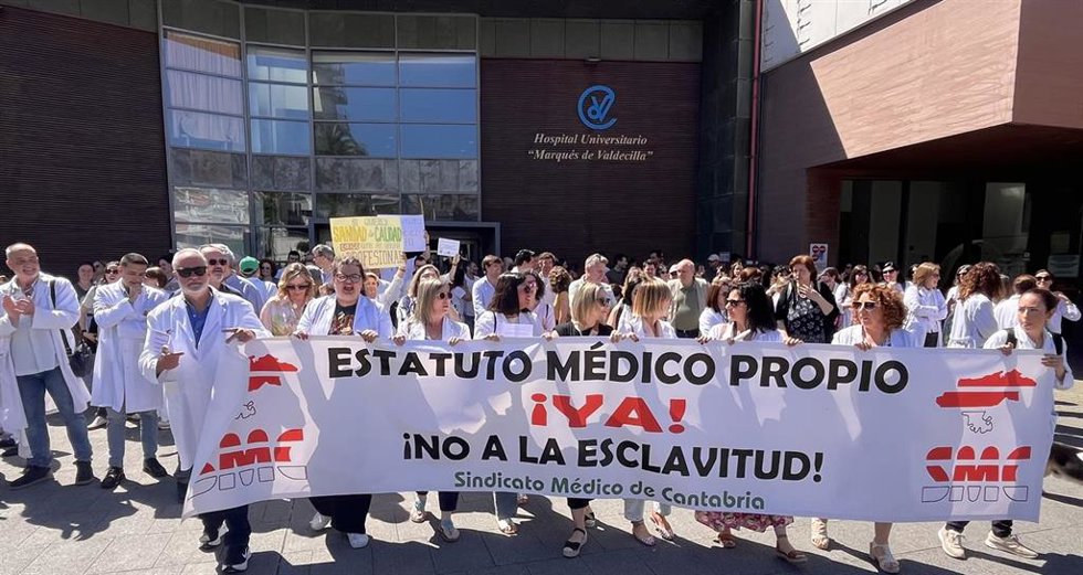 Concentración de médicos en Valdecilla el jueves, 21 de mayo, para reivindicar un Estatuto Marco propio para la profesión. Foto de archivo