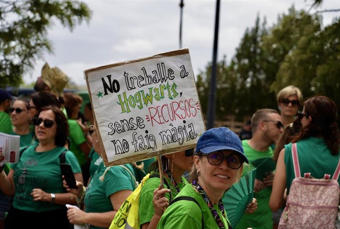 Varias personas paricipan en la manifestación por la huelga indefinida educativa, a 11 de junio de 2026, en valencia, Comunidad Valenciana (España). 