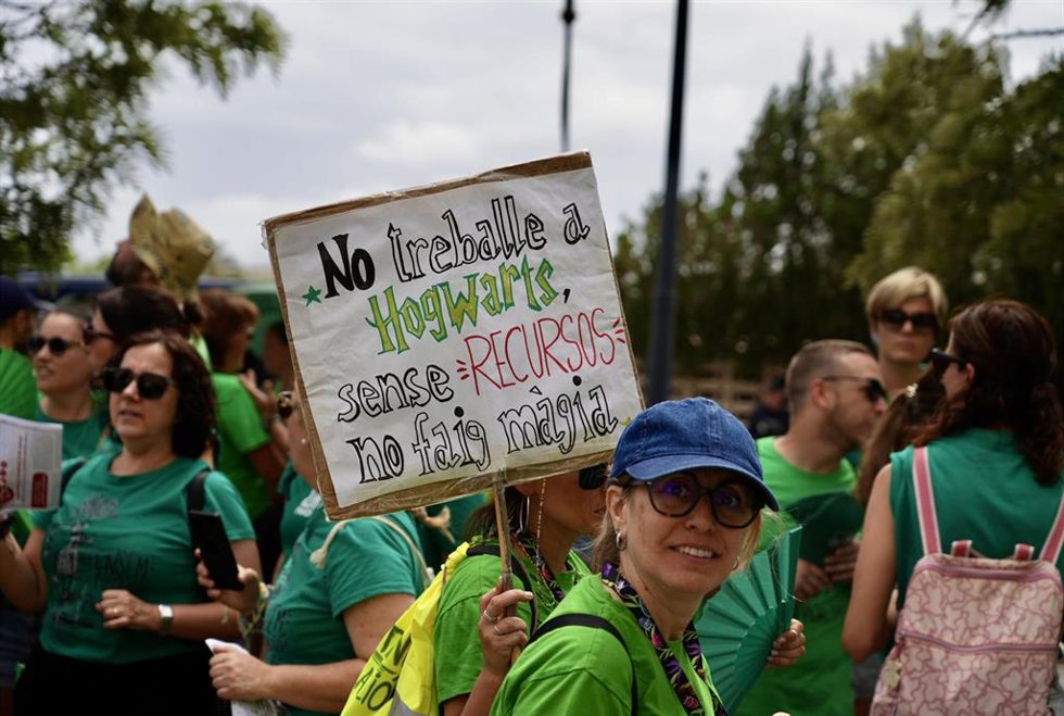 Varias personas paricipan en la manifestación por la huelga indefinida educativa, a 11 de junio de 2026, en valencia, Comunidad Valenciana (España). 