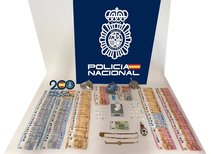 Sustancias estupefacientes, dinero en efectivo, joyas y útiles para la distribución intervenidos en los registros realizados.