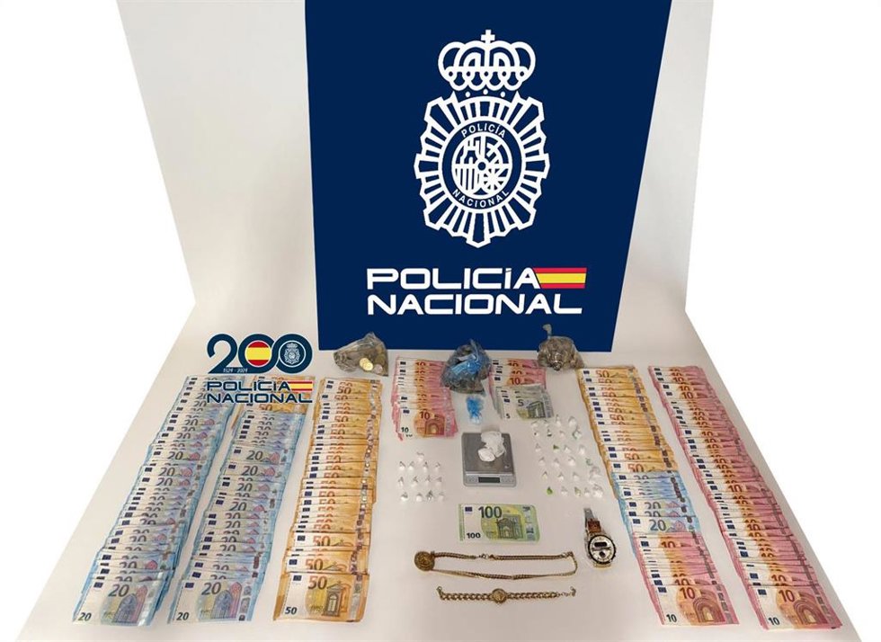 Sustancias estupefacientes, dinero en efectivo, joyas y útiles para la distribución intervenidos en los registros realizados.