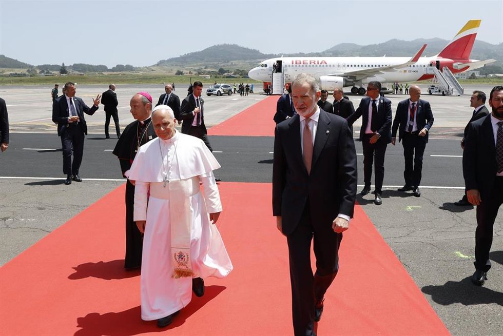 El Rey Felipe VI y el Papa León XIV durante la celebración de la ceremonia oficial de despedida al Papa León XIV, a 12 de junio de 2026, en San Cristóbal de La Laguna, Santa Cruz de Tenerife, Islas Canarias (España).