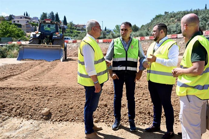 El presidente de la Diputación de Granada, Francis Rodríguez, visita las obras de construcción de la nueva glorieta que la institución ejecuta en la GR-3209.