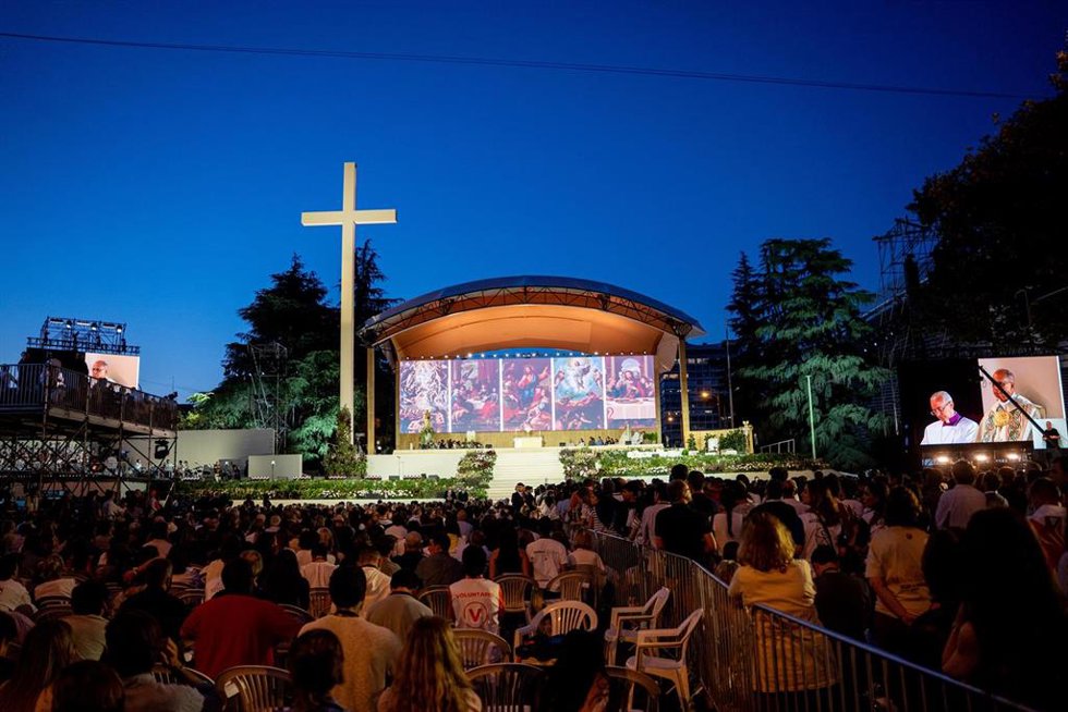 Decenas de personas durante la vigilia de oración con los jóvenes, en la Plaza de Lima, a 6 de junio de 2026, en Madrid (España).
